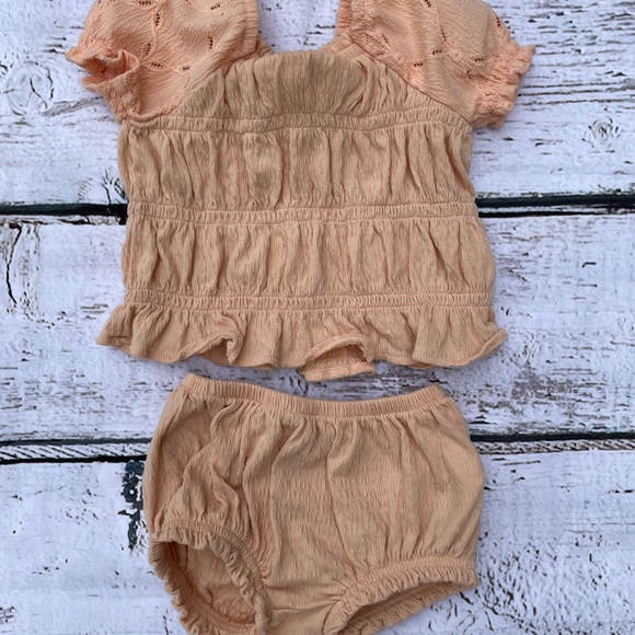 Smocked top and bloomer short set size 6-12 months - Picture 2 of 8